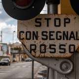 L�incrocio � regolamentato da un passaggio a livello scomodo e pericoloso: l�ultimo rimasto a Bari citt�. Anch�esso dovrebbe per� sparire con i nuovi lavori